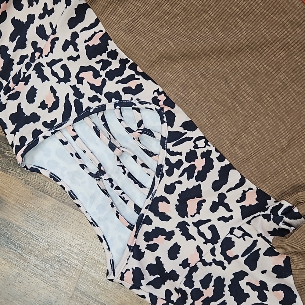 Leopard Color Block Top - Picture 3 of 4